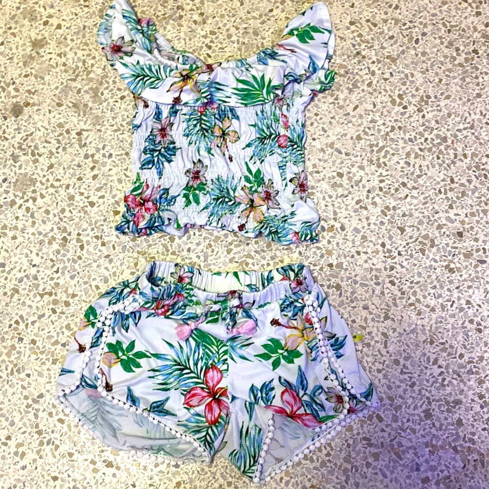 Cute two piece tropical outfit. Size 7-8